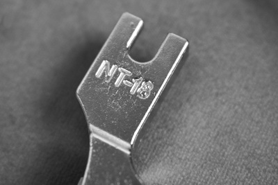 Лапка тефлоновая с колесом к ПШМ для трудных тканей - изображение